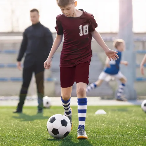 Vista 5 de TYCTOS Pantalones cortos deportivos para niños, elásticos, de secado rápido, pantalones cortos deportivos de fútbol para niños con bolsillos