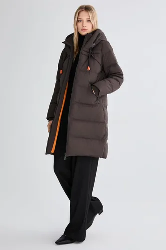 Vista 5 de Orolay - Chaqueta de invierno gruesa con capucha para mujer, tipo parka, acolchada, de plumón, con bolsillos Marrón