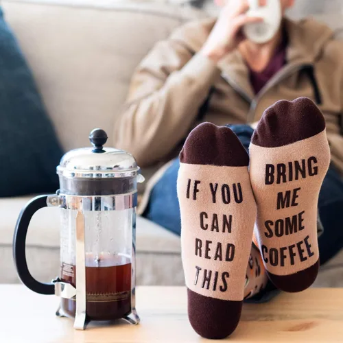 Vista 5 de Lavley Calcetines divertidos con texto en inglés "If You Can Read This, Bring Me Funny Socks", regalos novedosos para hombres, mujeres y adolescentes