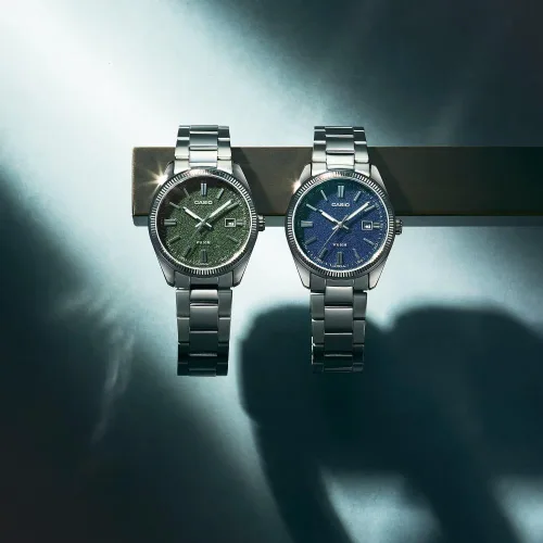 Vista 2 de Casio MTP1302DA-2A1V Reloj analógico clásico clásico de acero inoxidable mate con esfera azul mate con fecha