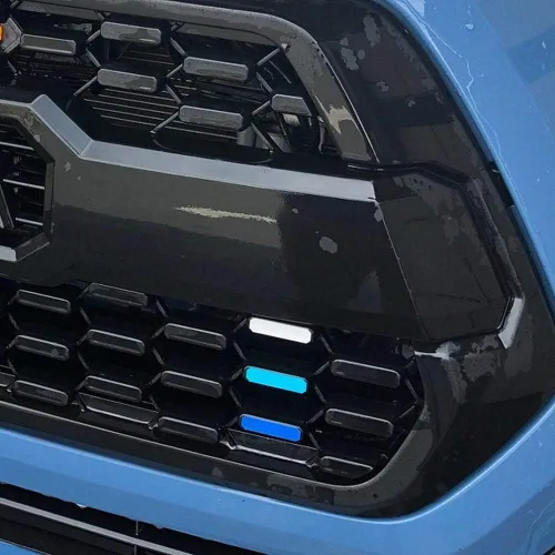 Vista 4 de iJDMTOY Adhesivo para rejilla de 3 colores, estilo retro, color blanco, azul, azul marino, compatible con Toyota Tacoma 2016-23 con rejilla TRD-Pro