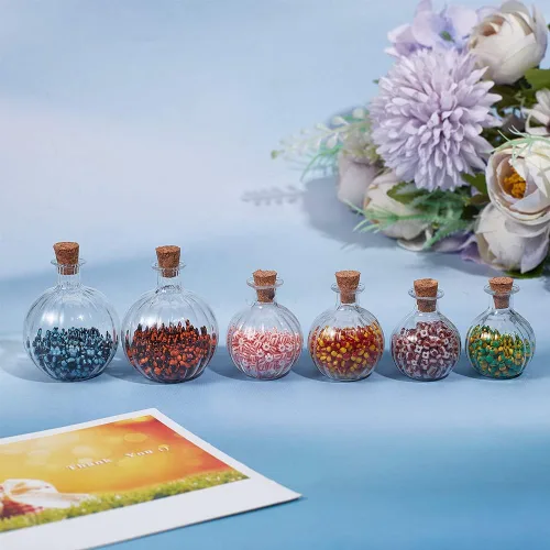 Vista 4 de 6 mini botellas de vidrio redondas de vidrio esférico de deseos con tapones de corchos, tarros pequeños transparentes para bodas, fiestas