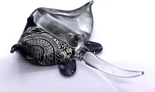 Vista 5 de Manta Ray - Figura de cristal hecha a mano – Pequeño animal de vidrio soplado – Escultura coleccionable en miniatura – Regalo único de decoración