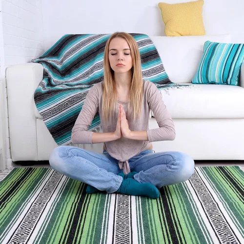 Vista 5 de Oudain 4 mantas mexicanas tejidas a mano a granel, manta de yoga mexicana colorida falsa serape, manta tejida bohemia para acampar al aire libre