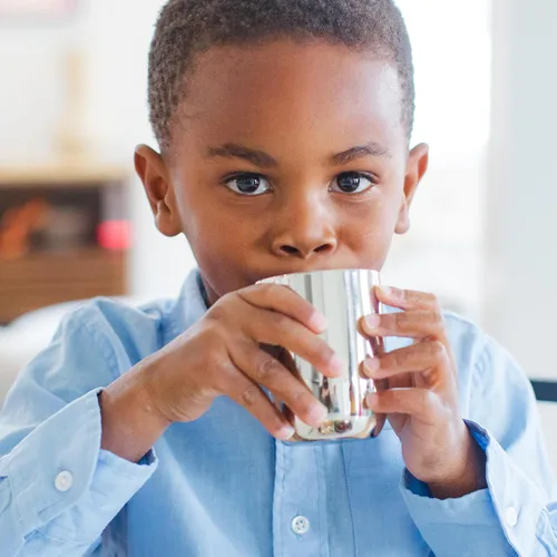 Vista 4 de Ahimsa - Taza de acero inoxidable para niños, diseñada por pediatras, tazas para niños pequeños con pulido premium para el entrenamiento con taza