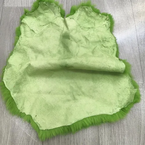 Vista 4 de Piel de conejo curtida naturalmente (piel de conejo de 10" por 12" con calidad de cuero para coser) Verde