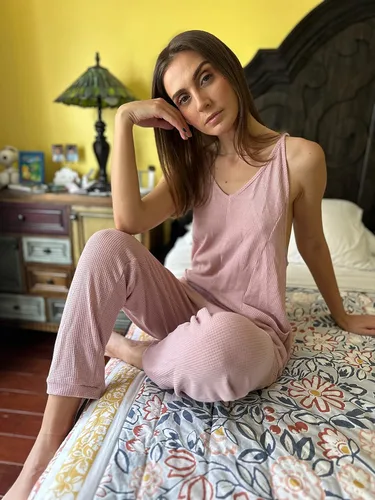 Vista 6 de Febriajuce Overol de verano para mujer, sin mangas, holgado, casual, cuello en V, tirantes delgados, pantalones largos, overoles holgados