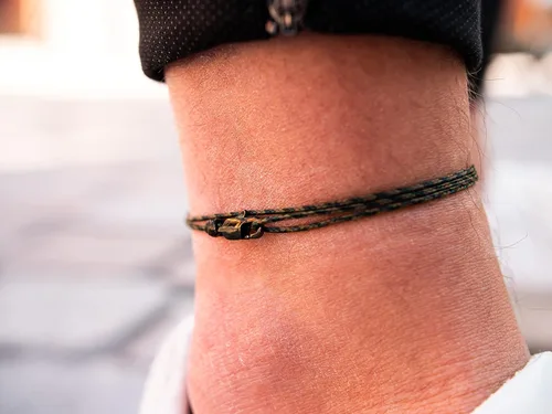 Vista 18 de Made by Nami Surfer Anklet with Snap Hook Clasp Waterproof & Adjustable Thin String Ankle Bracelets for Women and Men Handmade Jewelry for Beach and