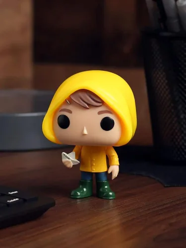 Vista 2 de Funko POP! Películas: IT Georgie con barco (estilos pueden variar) Figura coleccionable, multicolor