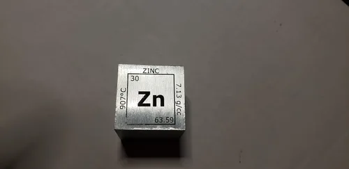 Vista 2 de Cubo de zinc – pisapapapeles – Decoración geométrica – 8 onzas de zinc puro de la colección Elemental Cube