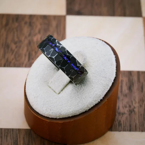 Vista 3 de 100S JEWELRY Anillo de tungsteno negro rústico para hombre con diseño de galaxia y nebulosa de Orión, acabado martillado, alianza de boda