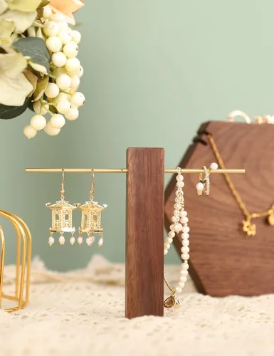 Vista 2 de GemeShou Exhibidor de aretes de madera para vender joyas, aretes de aro en T, soporte de aretes de tuerca Soporte de nogal con barra de latón