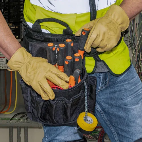 Vista 4 de Klein Tools 85076INS Juego de destornilladores aislados, fabricado en EE. UU., cuenta con destornilladores eléctricos de 1000V, (3) puntas Phillips