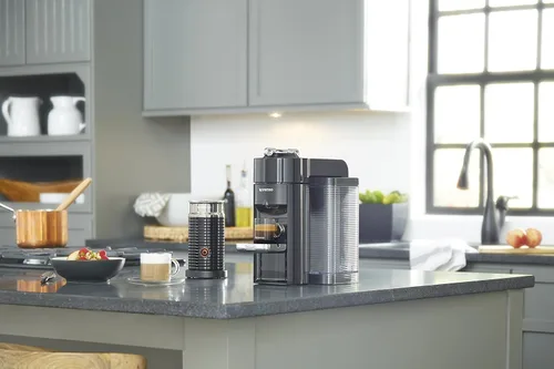 Vista 7 de Máquina de café y espresso Nespresso Vertuo de De'Longhi, color negro piano con espumador de leche Aeroccino Black coffee and espresso maker by