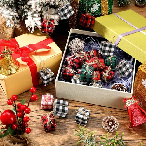 Vista 7 de Chivao 24 piezas de adornos para árbol de Navidad, mini regalos para manualidades, adornos en miniatura con cuadros de búfalo, adornos colgantes