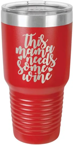 Vista 11 de Taza de viaje con texto en inglés "This Mama NEEDS SOME WINE 30oz con pajita grabada con láser, con divertidas citas en comparar con Yeti Rambler