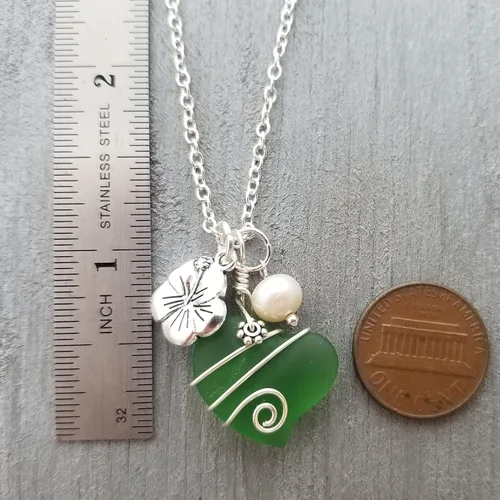 Vista 3 de Yinahawaii Handmade Sea Glass Necklace, Hawaiian Jewelry For Women, Wire Heart Necklace Emerald Necklace Green Necklace, Hibiscus Pearl Necklace