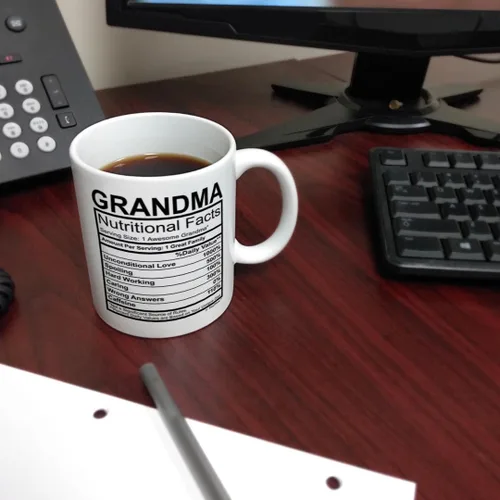 Vista 6 de Grandma Nutritional Facts - Taza de café con etiqueta nutricional para regalo