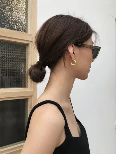 Vista 2 de BOUTIQUELOVIN - Aretes chapados en oro de 14 quilates con diseño cilíndrico, gruesos, hipoalergénicos y livianos para mujer