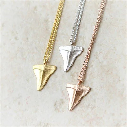 Vista 2 de Collar con colgante de diente de tiburón de moda para mujer, joyería de playa