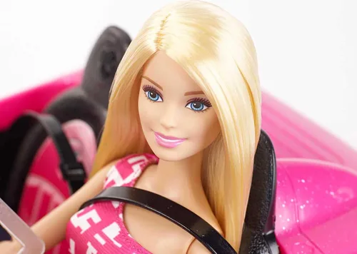 Vista 2 de Barbie convertible y paquete de muñeca