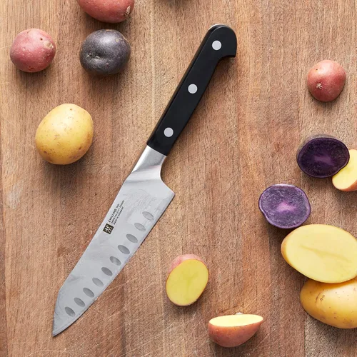 Vista 4 de ZWILLING J.A. Henckels ZWILLING Pro - Cuchillo Santoku con borde hueco de 5.5 pulgadas Acero inoxidable
