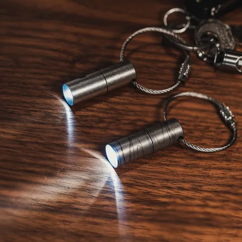 Vista 7 de KeyUnity KF00 Mini llavero LED de titanio, 15 lúmenes, impermeable, luz eléctrica de un solo modo para camping, senderismo, escalada, pesca