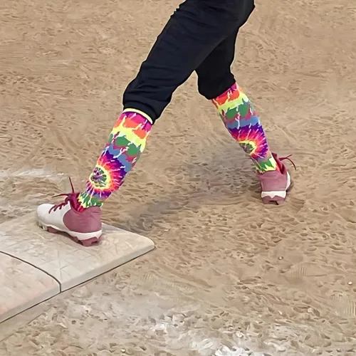 Vista 2 de MadSportsStuff Calcetines de teñido anudado locos para sóftbol, fútbol, voleibol, altos sobre la pantorrilla, calcetines atléticos divertidos