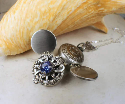 Vista 5 de Sapphire Crystal Multi Photo Locket