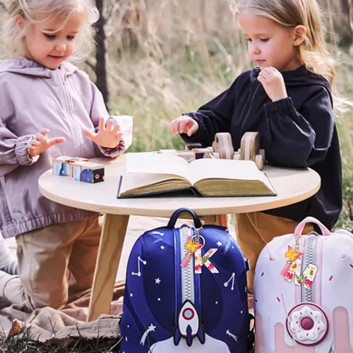Vista 5 de Lindos llaveros para mujeres y niñas, llaveros de letra inicial con borla de mariposa, dije para bolso, mochilas, bolsos de mano