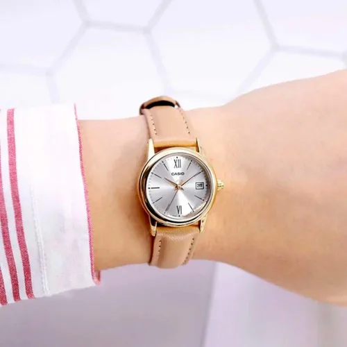 Vista 2 de Casio LTP-V002GL-7B3 Reloj de mujer con esfera de fecha y fecha plateada con banda de cuero marrón, Movimiento de cuarzo