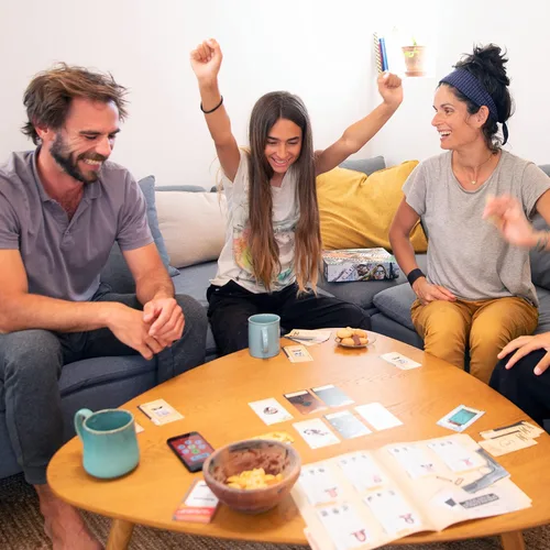 Vista 9 de Juego de cartas de aventuras exóticas – Aventura cooperativa inspirada en la sala de escape, divertido juego familiar para niños y adultos, a partir