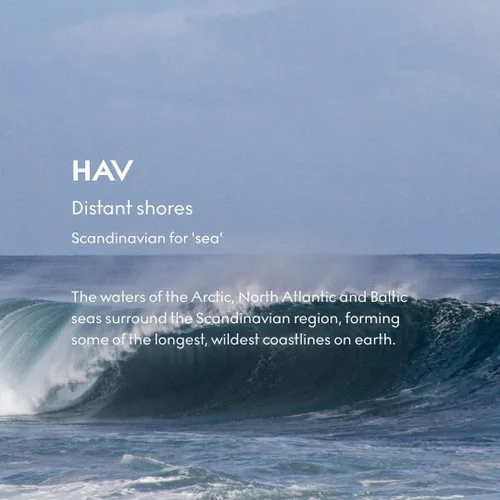 Vista 4 de Skandinavisk HAV - Vela perfumada 'Sea' Mini. Notas de fragancia: Spray de sal y algas marinas, espino y rosa de playa. 2.3 oz.