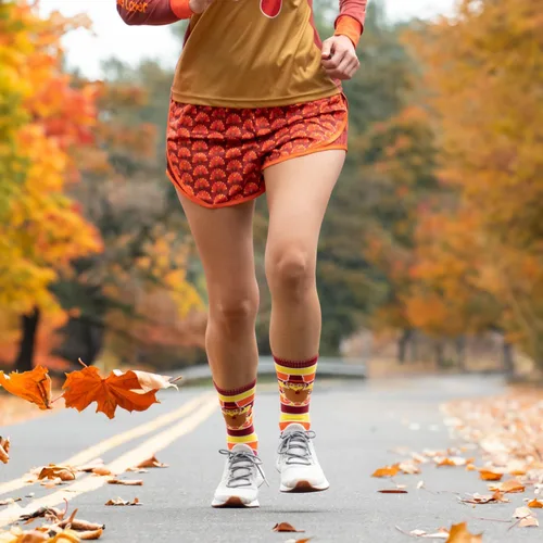 Vista 6 de Gone For a Run calcetines altos para correr con leyenda "Run Now Gobble Later" (amarillonaranjacafé)