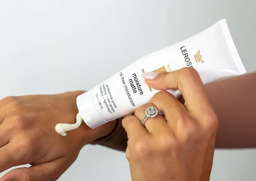 Vista 5 de LEROSETT - Hidratante sin aceite para pieles grasas y sensibles, hidratación mate ligera, hidratante vegano, a base de aloe con Vit-B5 + 7 hierbas