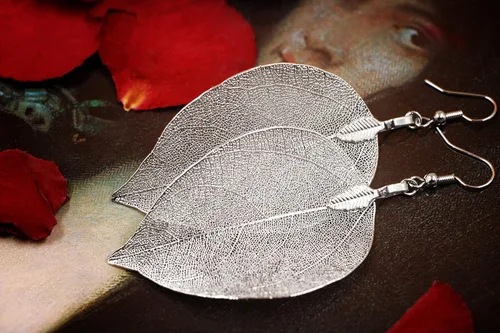 Vista 19 de Joyas de hoja de oro rosa y plata para mujer. Pendientes de hoja natural y collares circulares colgantes. Elegantes conjuntos de joyas colgantes.