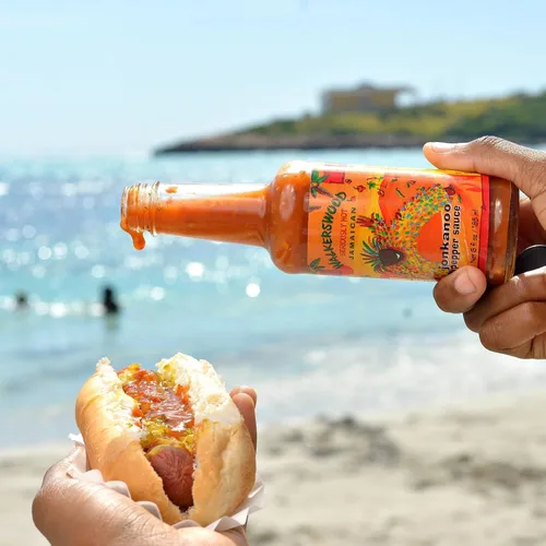 Vista 5 de Kit de Salsas Picantes y Sabrosas Walkerswood - 1 x Salsa Fire Stick de 6oz, 1 x Salsa Picante de Pimienta Hot JonKanoo de 6oz, 1 x Salsa Zesty