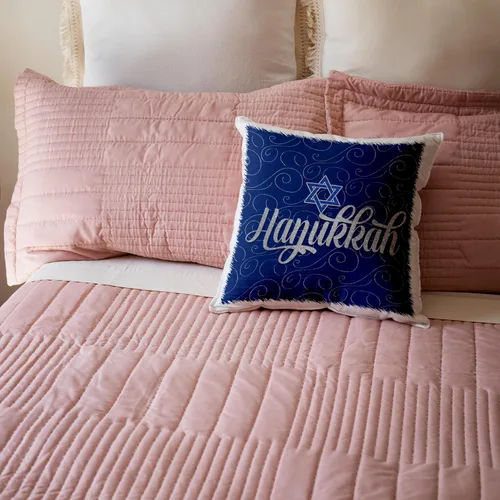 Vista 5 de Funda de almohada con diseño de estrella de David con diseño de palabras de Hanukkah plateado y azul, 16 x 16 pulgadas