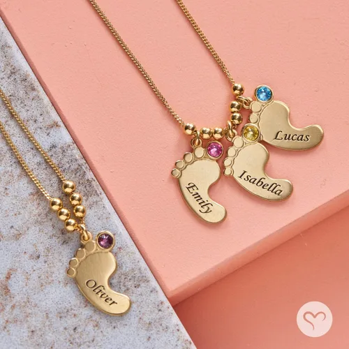 Vista 4 de MYKA - Collar con nombre y dije de pies de bebé grabado personalizado con cristalesdiamante hasta 5 dijes y grabados inscripciones personalizadas