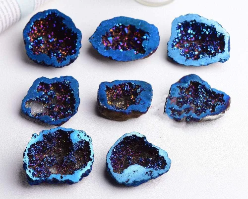 Vista 5 de StoneStory Cristal de roca natural de cuarzo recubierto de titanio, geoda de cristal curativo Reiki, espécimen mineral drusa azul, decoración