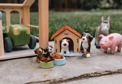 Vista 4 de Haba Little Friends perro Lucky con Doghouse & Huesos de madera