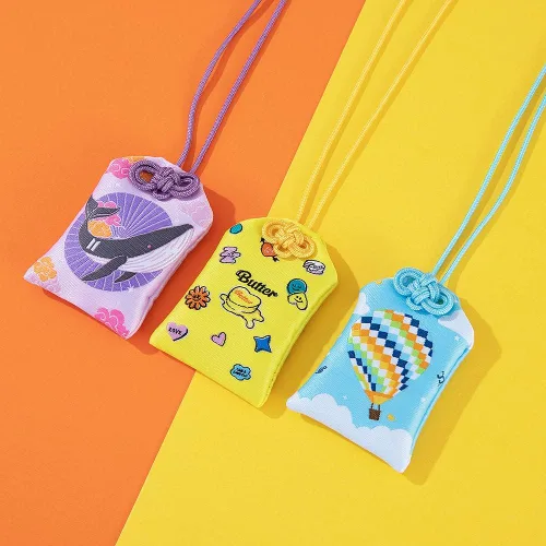 Vista 3 de YIMIDA KPOP Bangtan Boys Charm japonés Omamori Good Luck LoveHealthStudySuccessSachet Lucky Amulet Charms Colgante Llavero para fanáticos