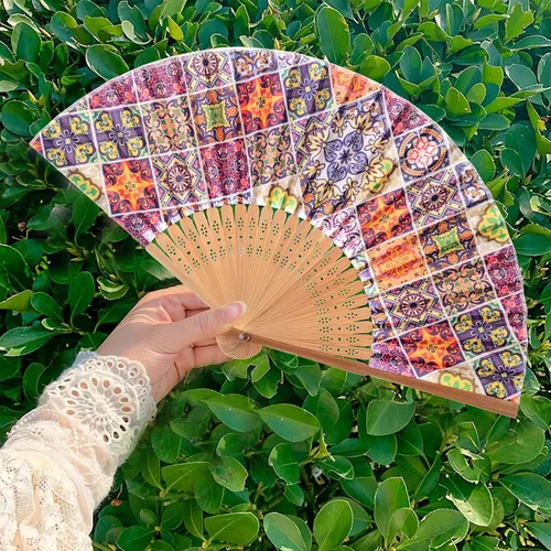 Vista 4 de Abanico de mano de bambú Salutto con patrón impreso, abanico plegable para regalo de fiesta de boda, azulejo vidriado