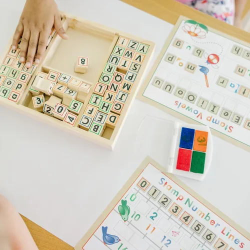 Vista 5 de Melissa & Doug - Juego de sellos de madera con letras y números ABC 123 con libro de actividades (idioma español no garantizado), 4