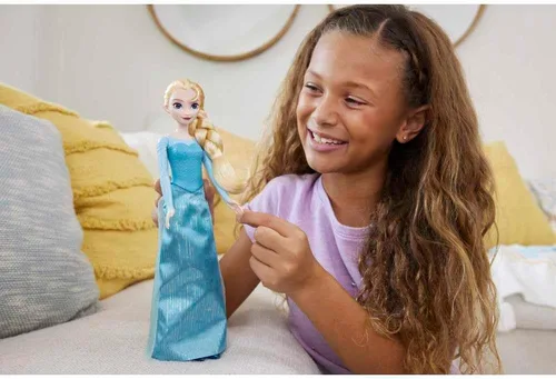 Vista 2 de Mattel Muñecas Disney Princess, Muñeca posable de Elsa de moda con ropa y accesorios característicos, juguetes de la película Frozen de Disney