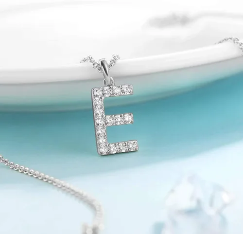Vista 4 de Tarsus Collar con dije de inicial con zirconias cúbicas para mujeres y niñas.