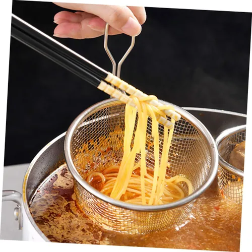 Vista 4 de Colador de pasta de acero inoxidable con mango de malla fina y herramienta de cocina para cocinar y drenar, diseño compacto para un fácil