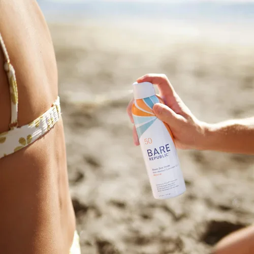 Vista 3 de Bare Republic Protector solar mineral SPF 50 en aerosol de protección solar, acabado transparente y no graso, aroma a coco y vainilla, 6 onzas