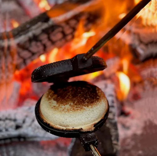 Vista 5 de Hierro redondo para tartas de Roma con asas de acero y madera equipo de cocina-camping