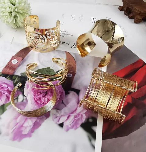 Vista 6 de 8 pulseras para mujer, pulseras de alambre ancho abierto, pulsera dorada